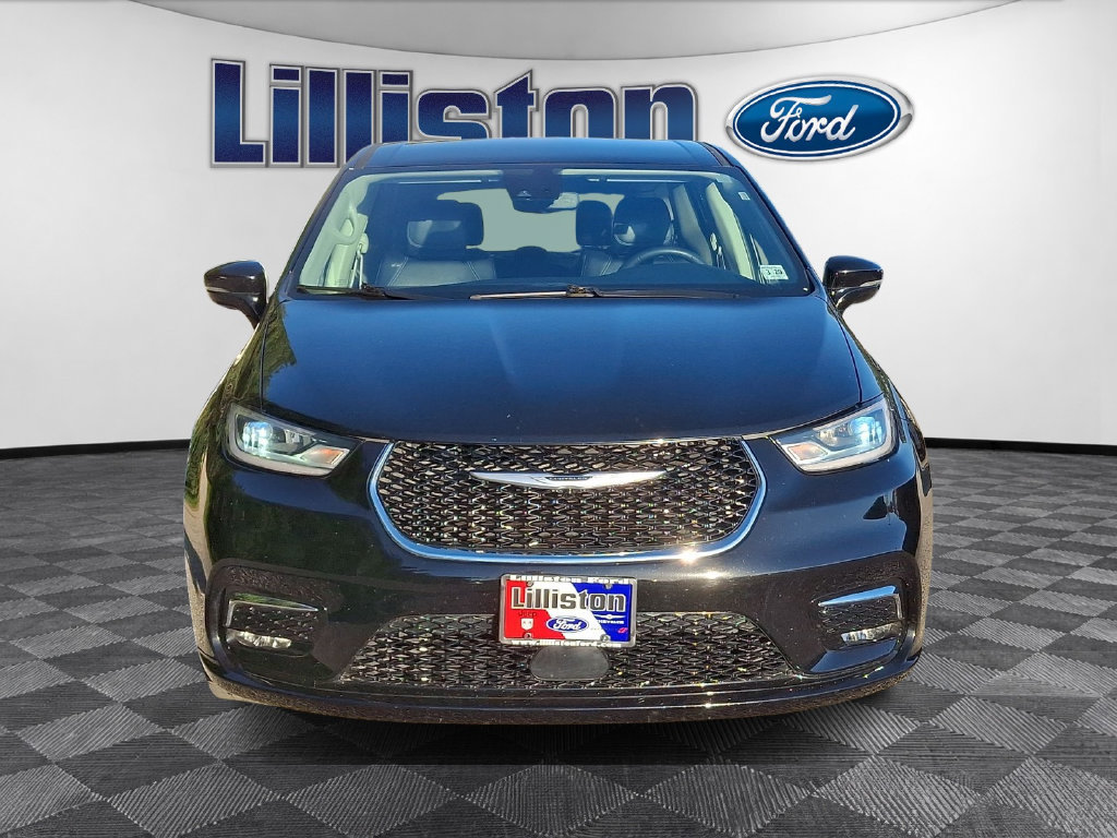 Used 2024 Chrysler Pacifica Touring-L FWD image 2