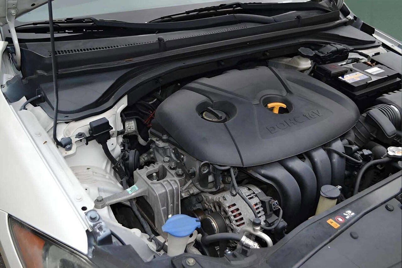 Used 2017 Hyundai Elantra SE image 32