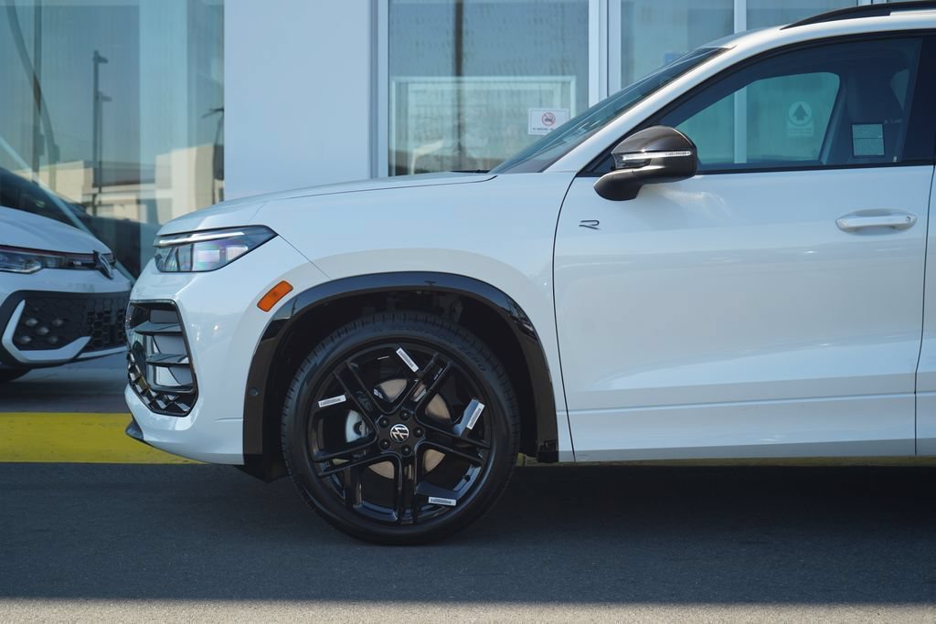 New 2026 Volkswagen Tiguan SE R-Line FWD image 2