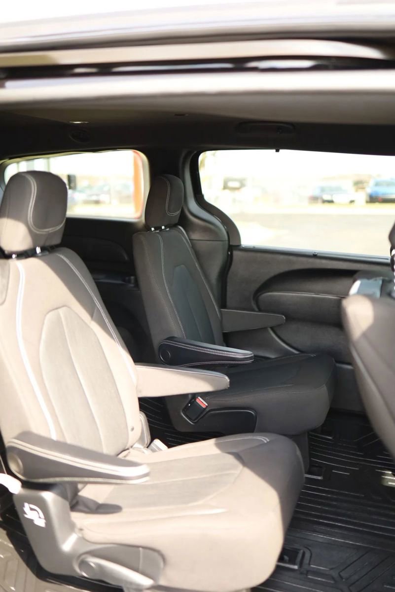 Used 2021 Chrysler Pacifica Touring w/ Uconnect Theater Family Group image 51
