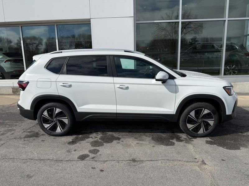 New 2026 Volkswagen Taos SE AWD/4WD image 2