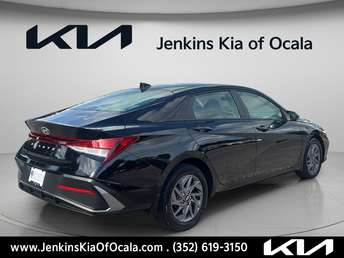 Used 2024 Hyundai Elantra SEL FWD image 3