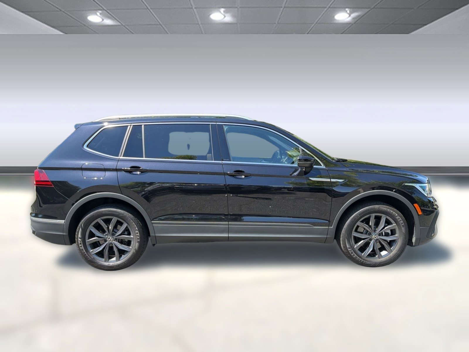 Used 2023 Volkswagen Tiguan SE FWD image 8