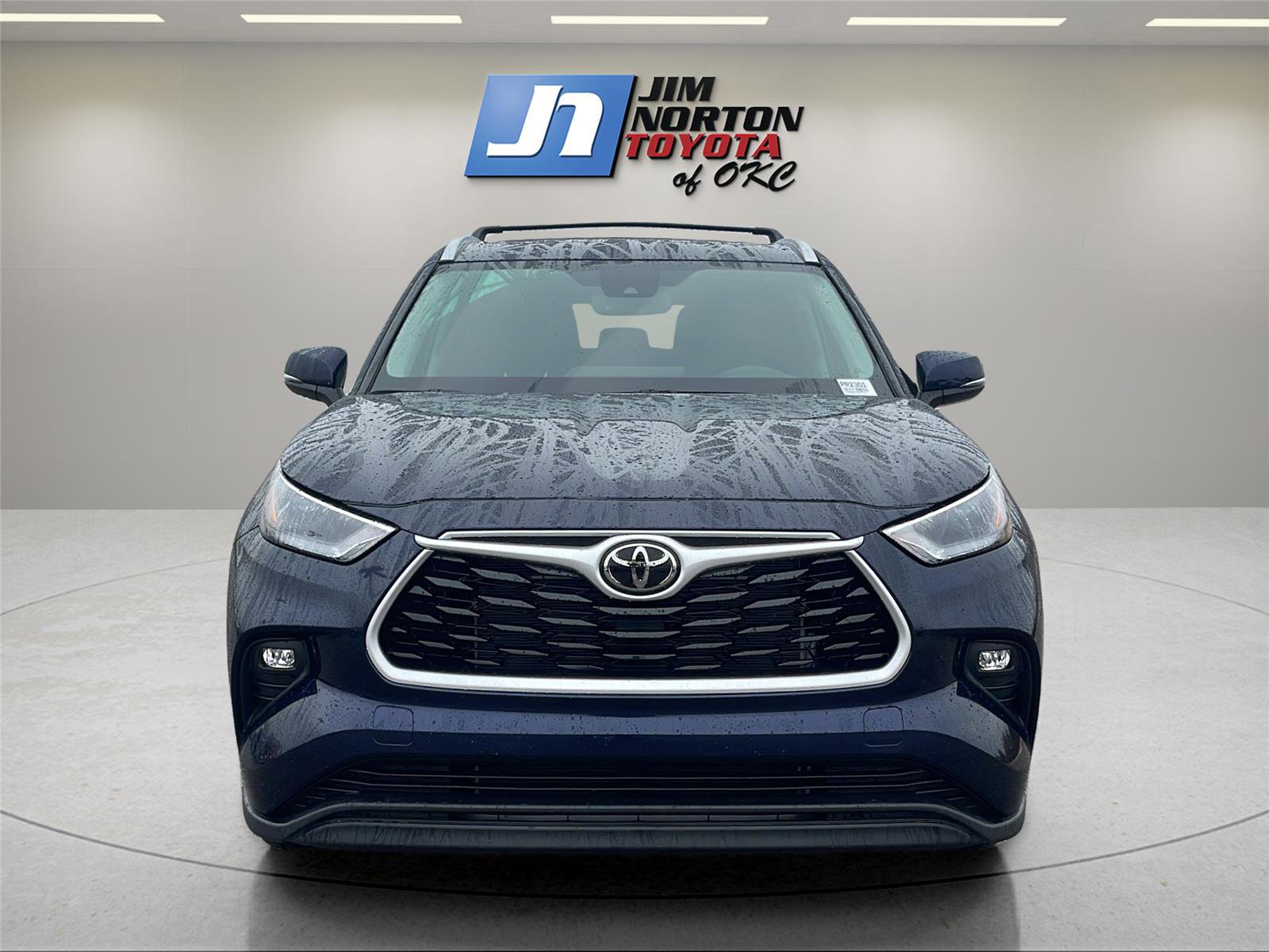 Used 2025 Toyota Highlander XLE image 2