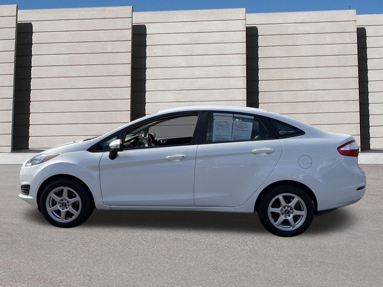 Used 2016 Ford Fiesta SE FWD image 2