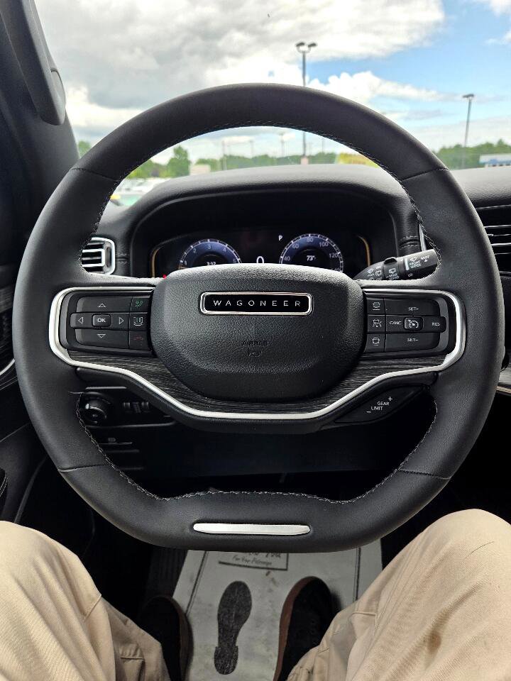 Used 2024 Jeep Wagoneer Series II w/ Flexible Seating Group image 17