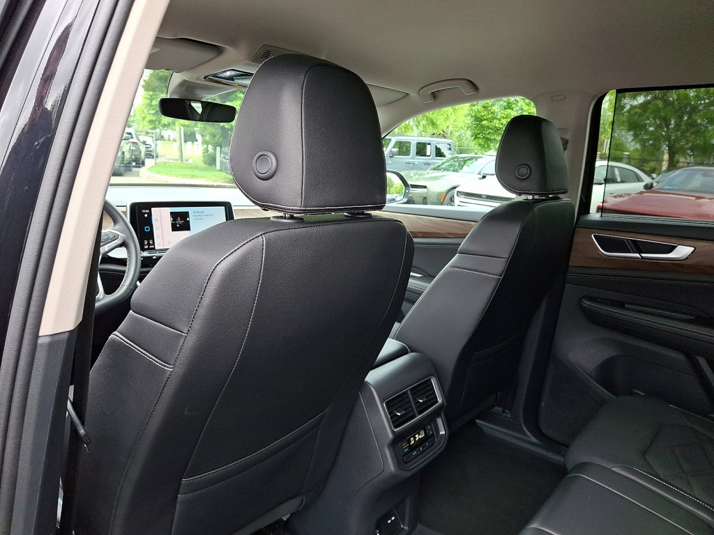 Used 2025 Volkswagen Atlas SE AWD/4WD image 21