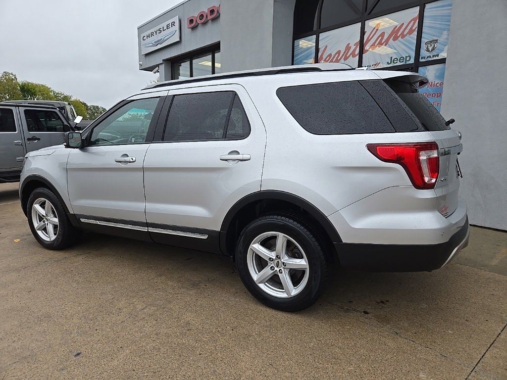 Used 2017 Ford Explorer XLT image 9