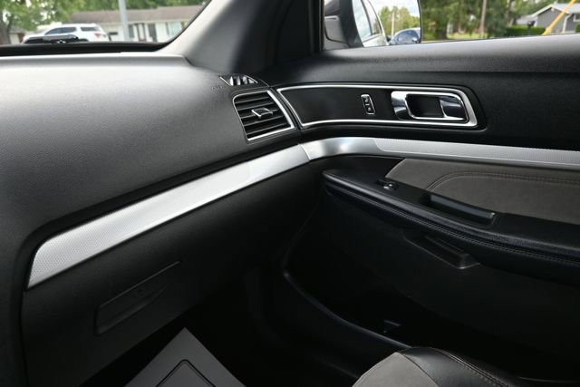 Used 2017 Ford Explorer XLT w/ Equipment Group 202A AWD/4WD image 28