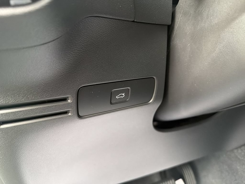 Certified 2024 Volvo XC40 B5 Plus w/ Climate Package AWD/4WD image 17