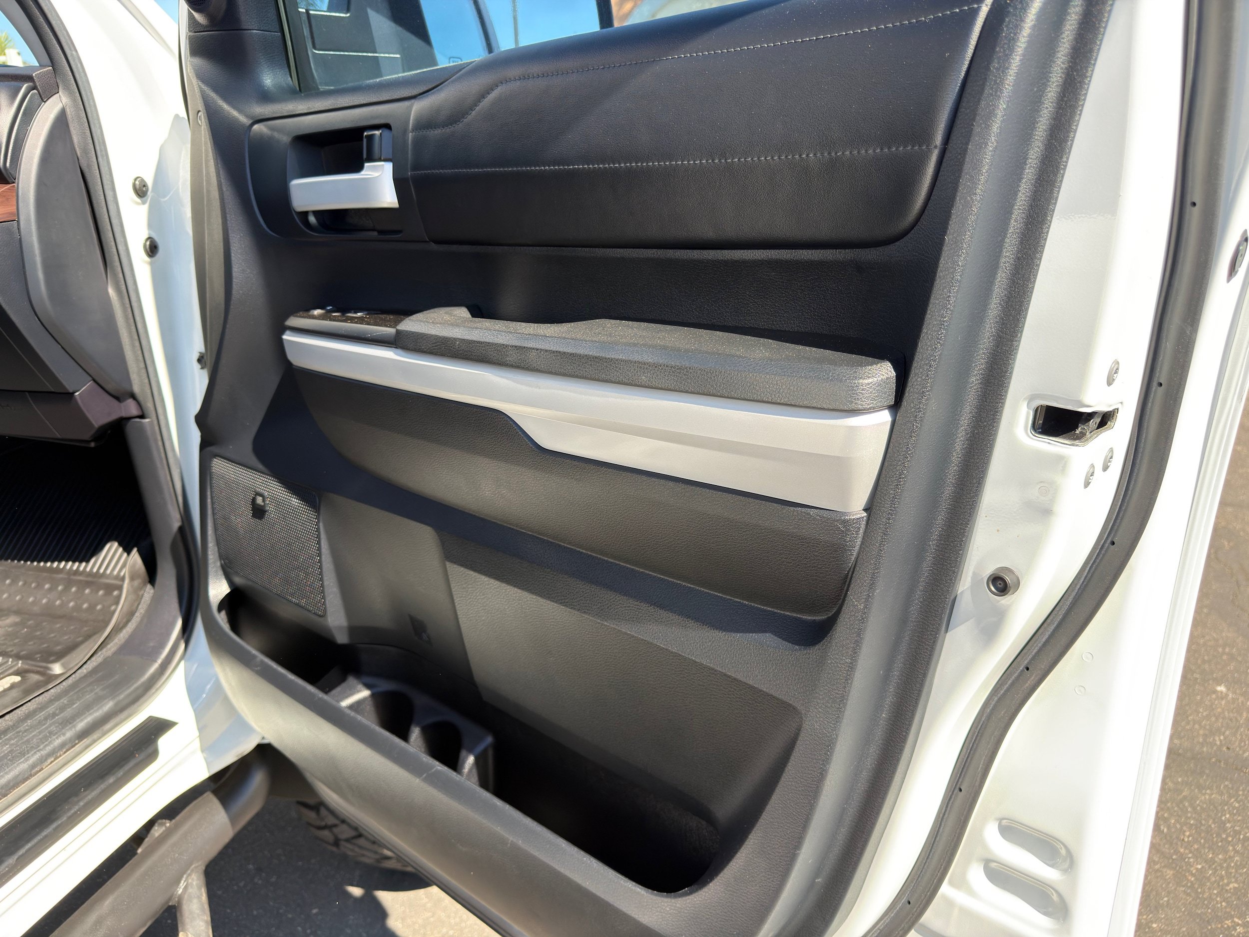 Used 2018 Toyota Tundra Limited w/ Limited Premium Package AWD/4WD image 11