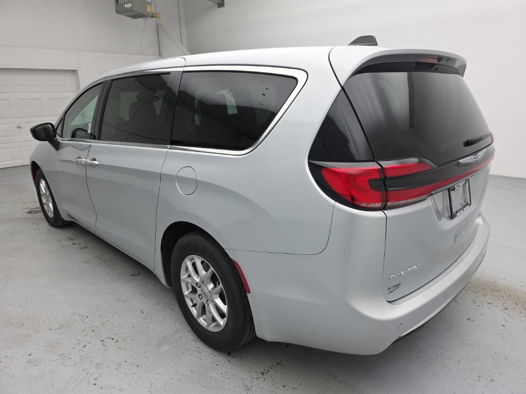 Used 2024 Chrysler Pacifica Touring-L image 10