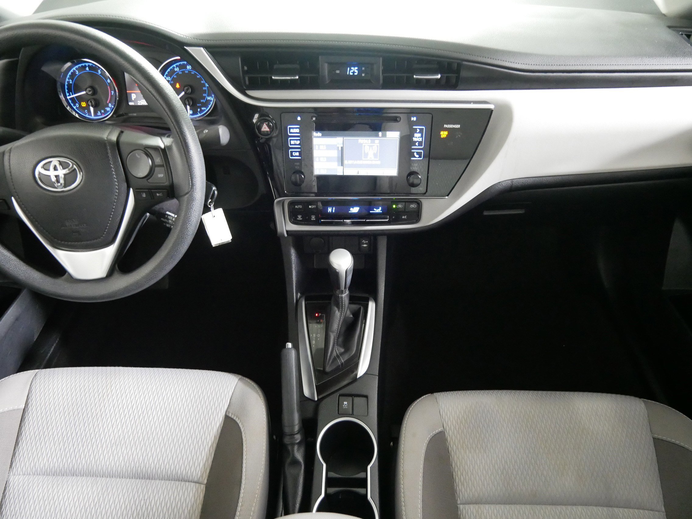 Used 2017 Toyota Corolla LE image 10