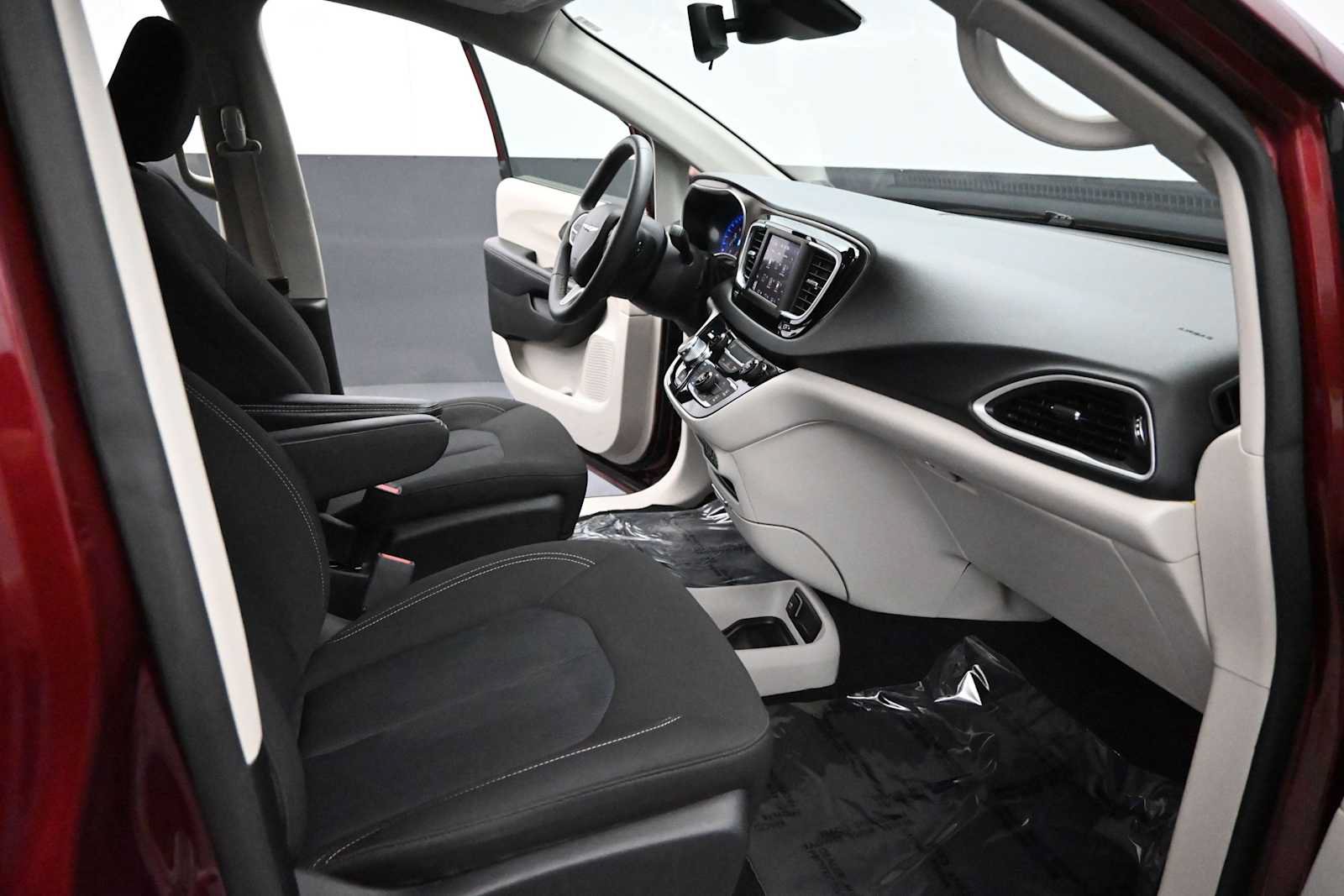 Used 2023 Chrysler Voyager LX FWD image 27