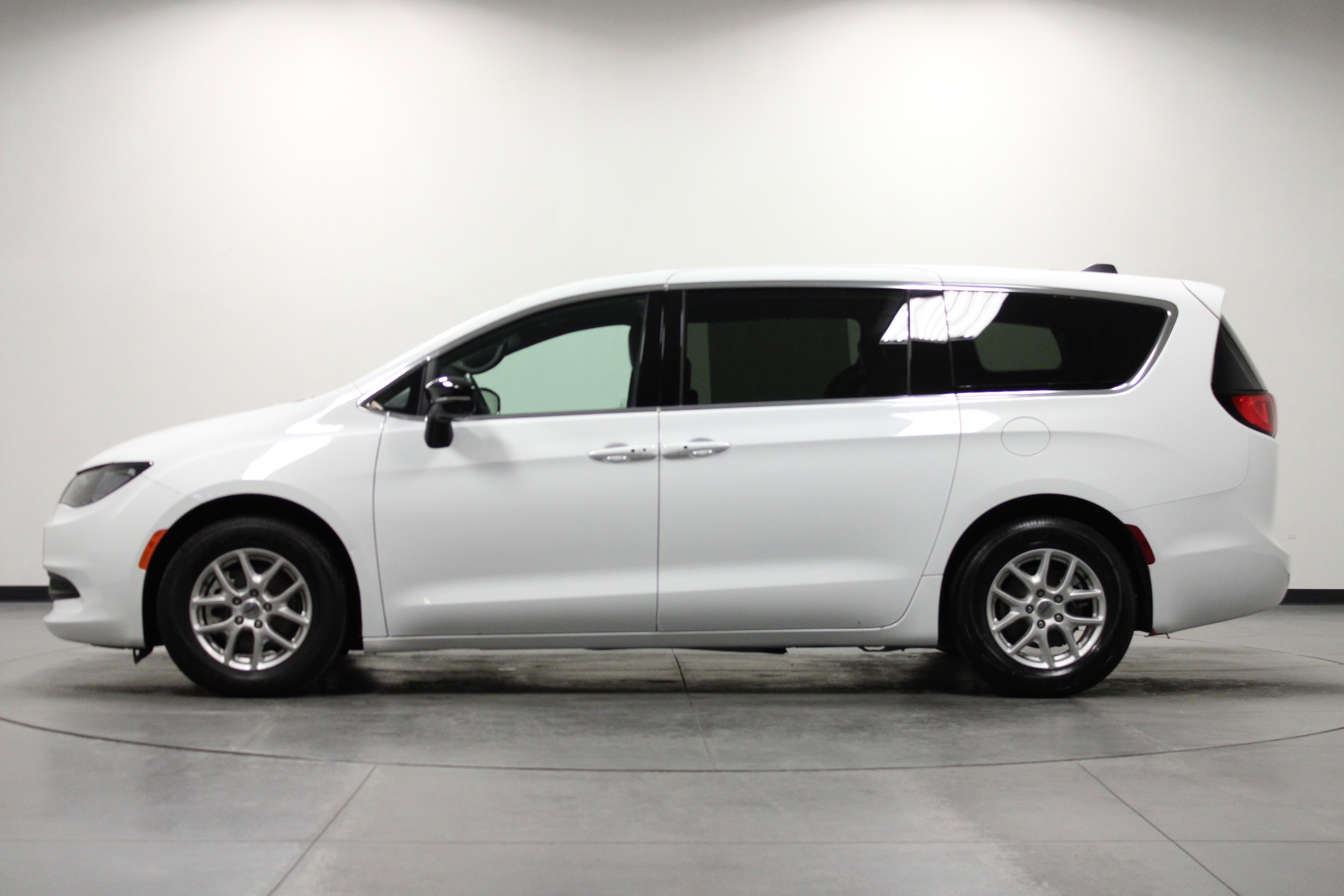 Used 2025 Chrysler Voyager LX FWD image 7