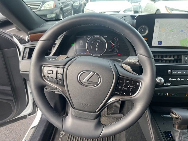 Used 2025 Lexus ES 300h w/ Premium Package image 10