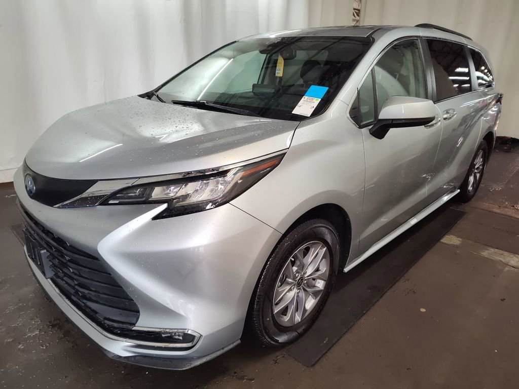 Used 2022 Toyota Sienna XLE w/ XLE Plus Package image 1