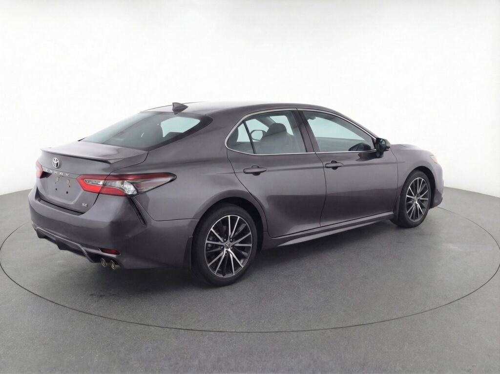 Used 2023 Toyota Camry SE image 5