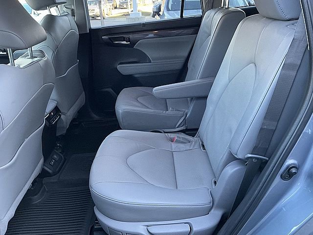 Used 2023 Toyota Highlander Limited image 14