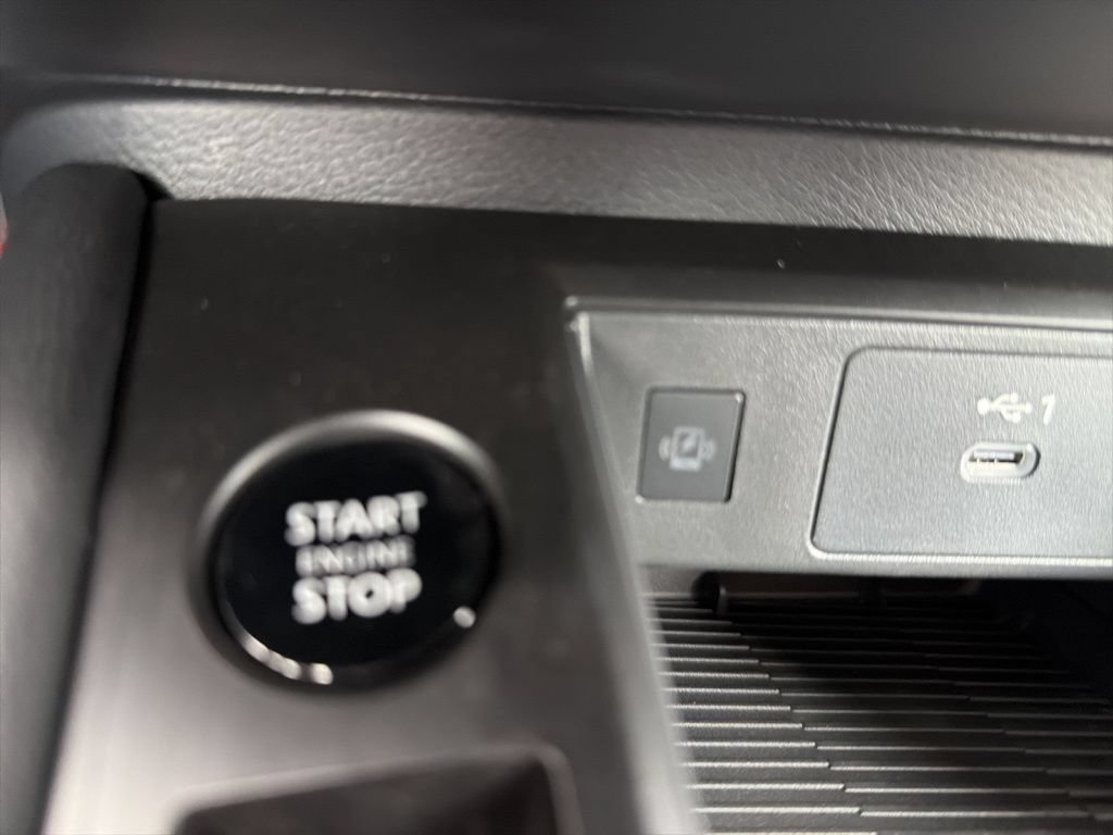 Used 2025 Nissan Kicks SR FWD image 27