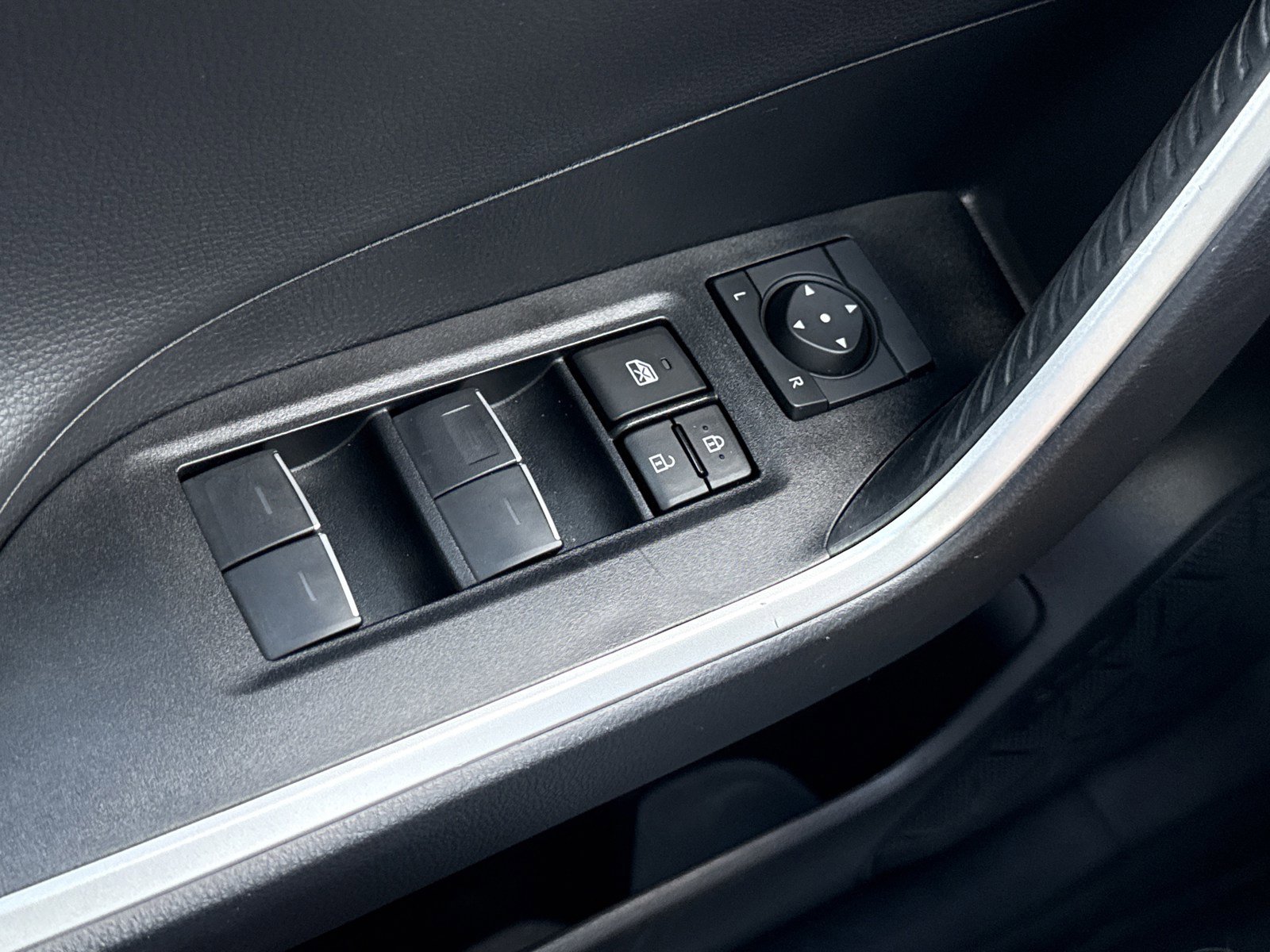 Used 2023 Toyota RAV4 XSE AWD/4WD image 18