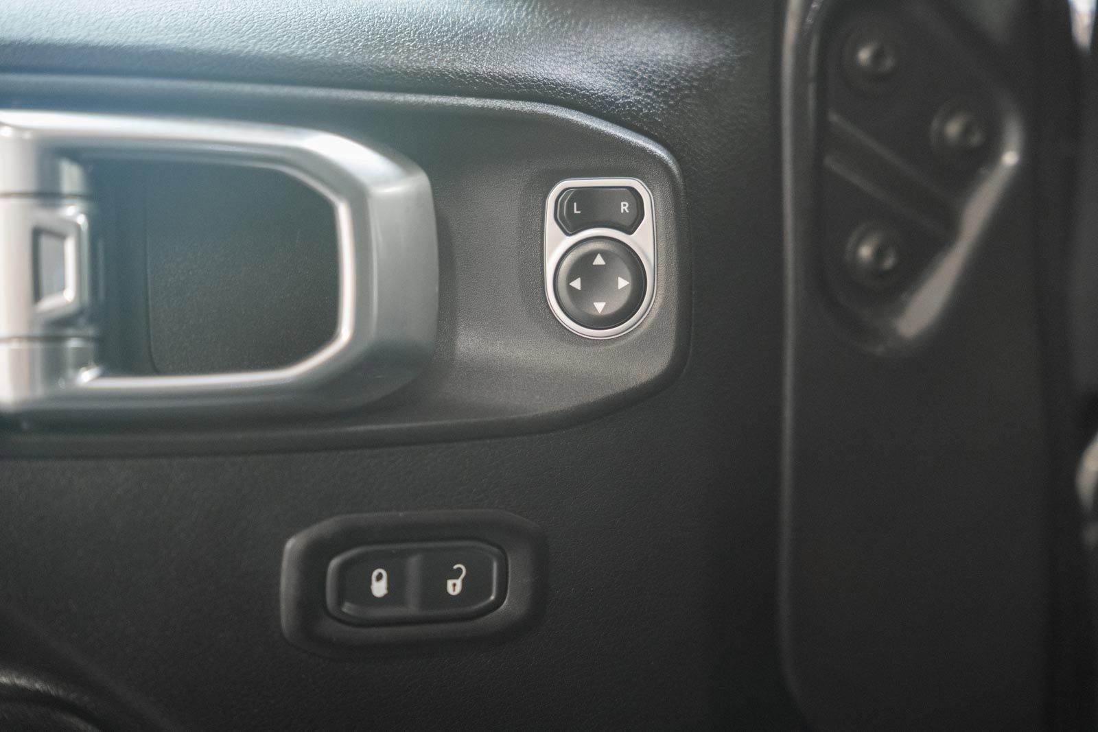 Used 2018 Jeep Wrangler Unlimited Sport S AWD/4WD image 41