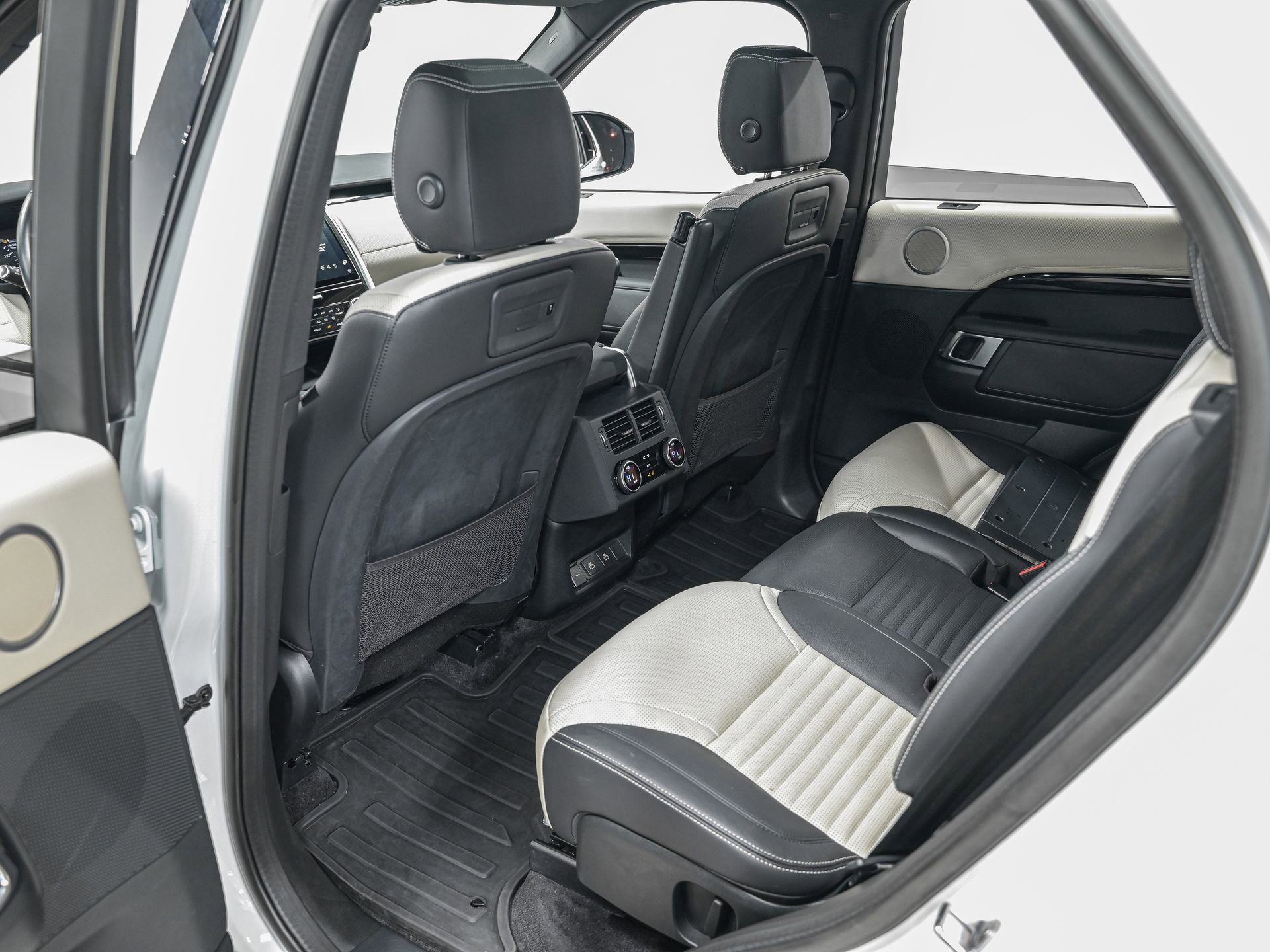 Used 2023 Land Rover Discovery S R-Dynamic image 27