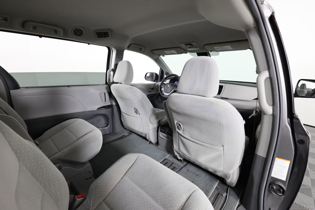 Used 2018 Toyota Sienna LE FWD image 18
