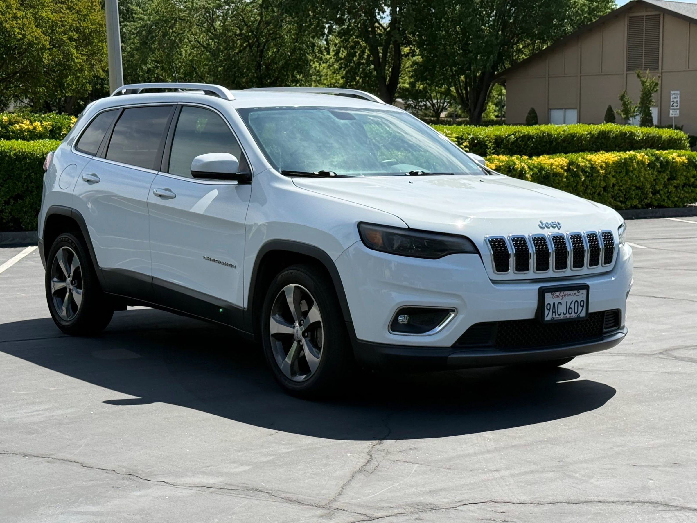 Used 2019 Jeep Cherokee Limited image 3