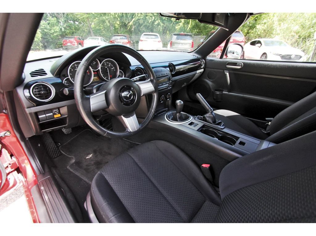 Used 2006 MAZDA MX-5 Miata RWD image 7