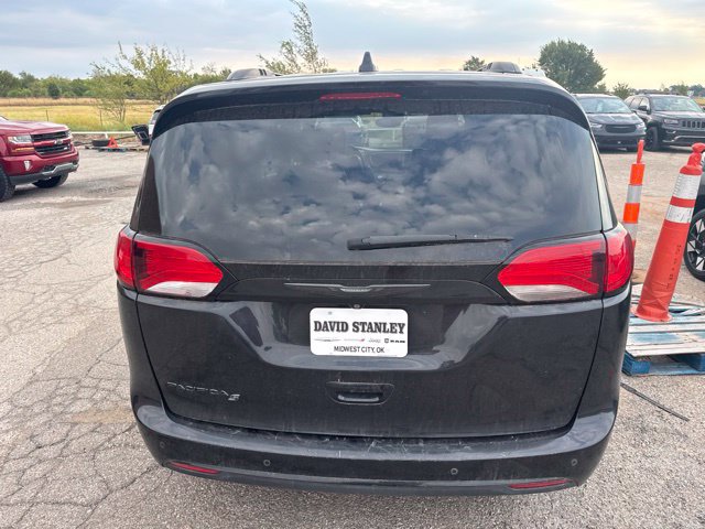 Used 2018 Chrysler Pacifica Touring-L Plus w/ Advanced Safetytec Group FWD image 5