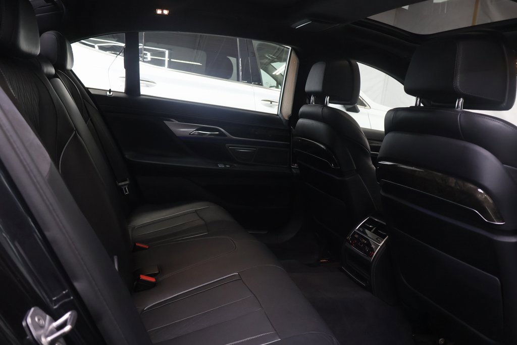 Used 2017 BMW 750i image 13