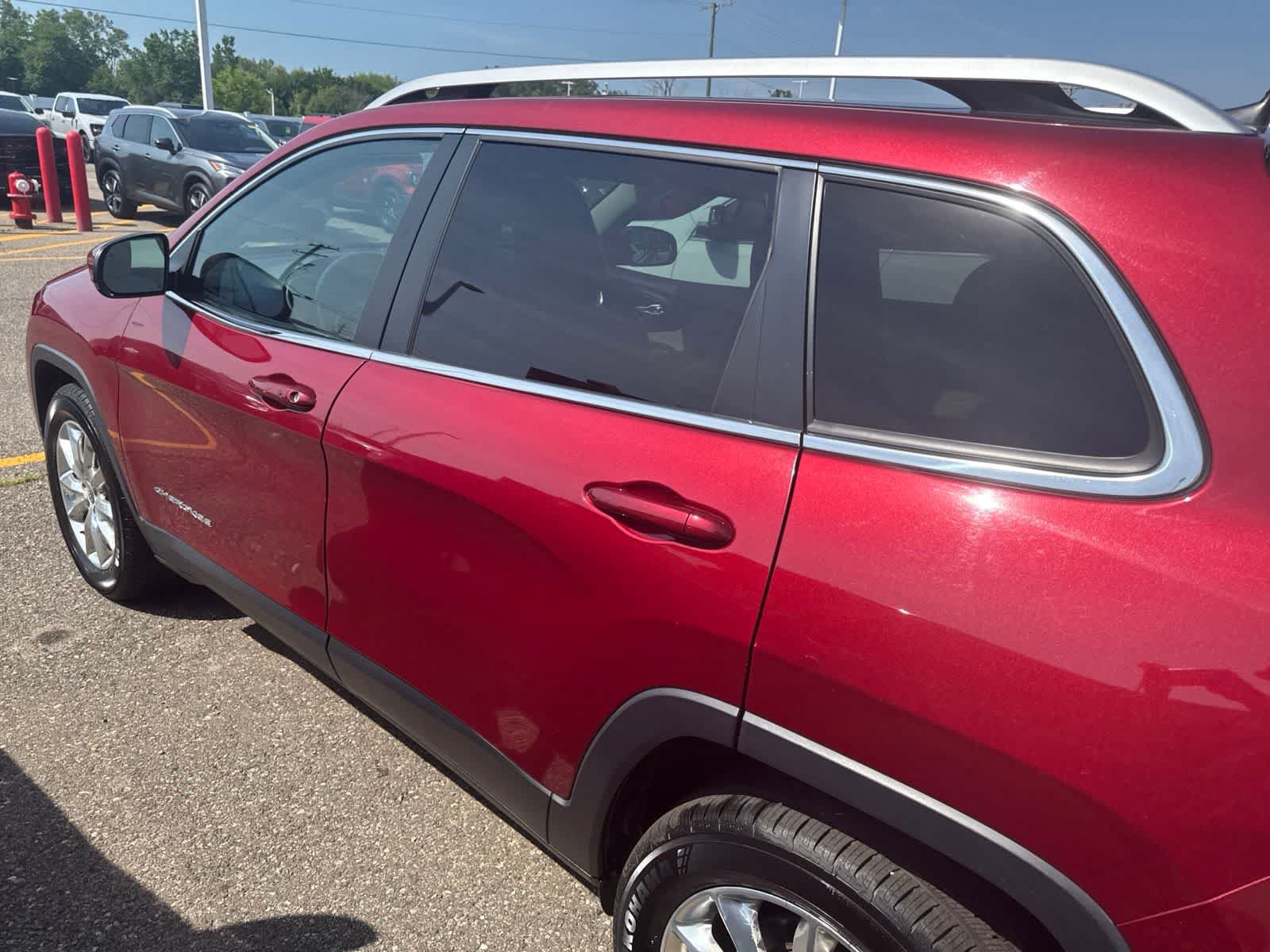 Used 2016 Jeep Cherokee Limited w/ Luxury Group AWD/4WD image 17