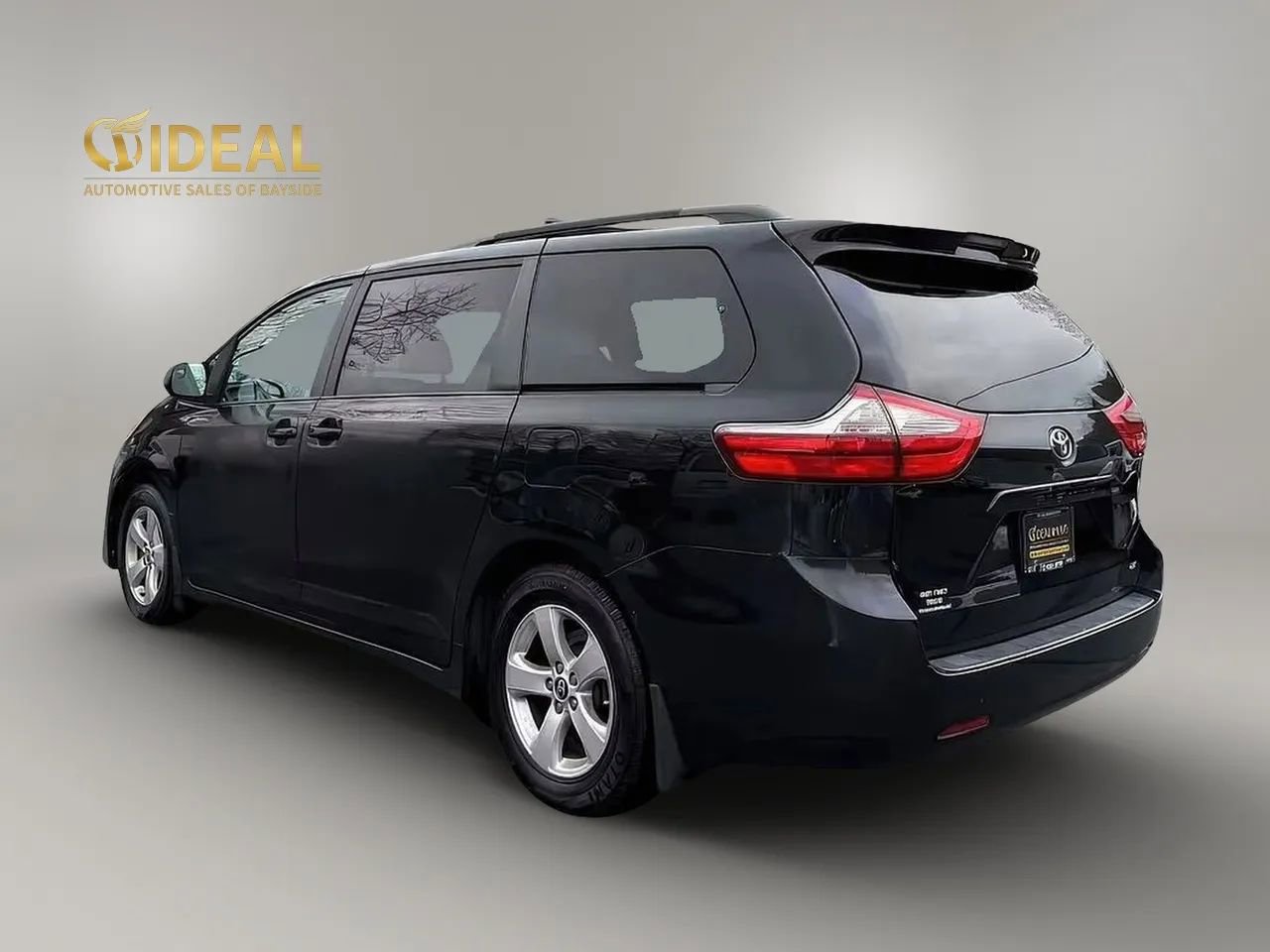Used 2018 Toyota Sienna LE image 3