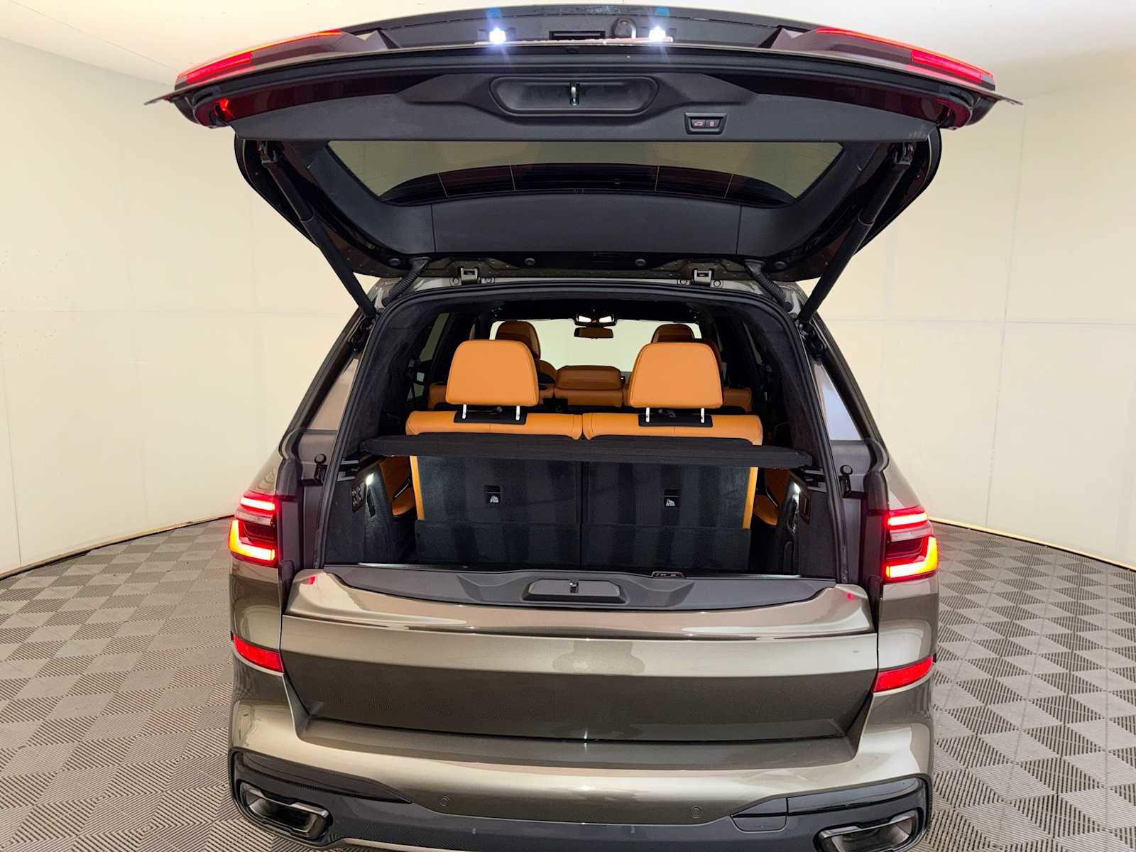 Certified 2024 BMW X7 xDrive40i w/ M Sport Package image 23