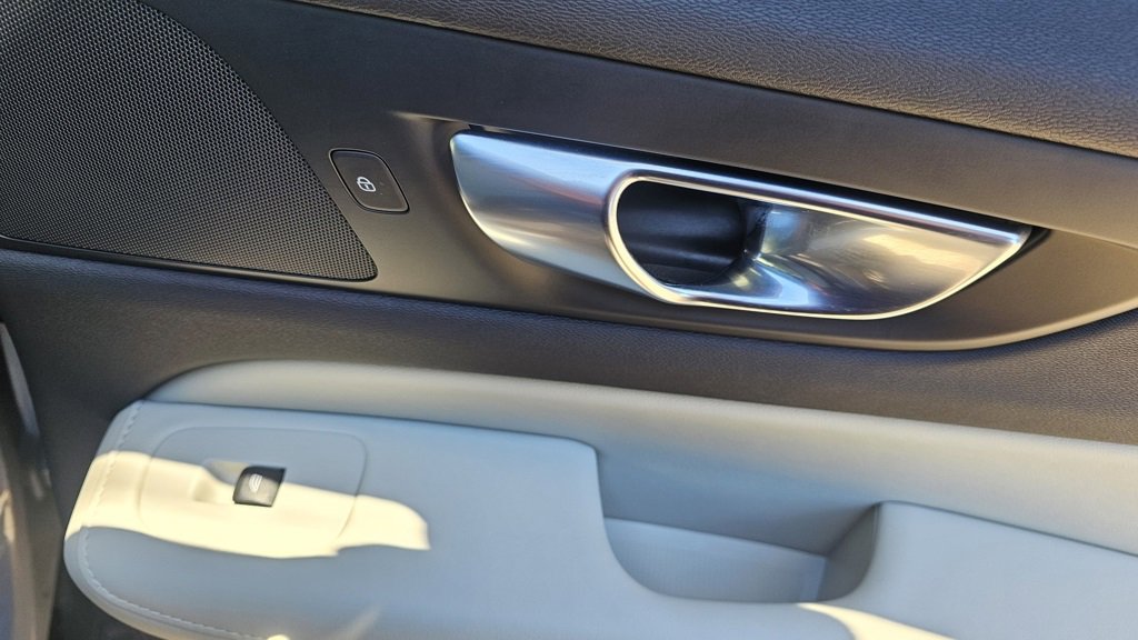 Certified 2024 Volvo V60 B5 Cross Country Ultimate image 11