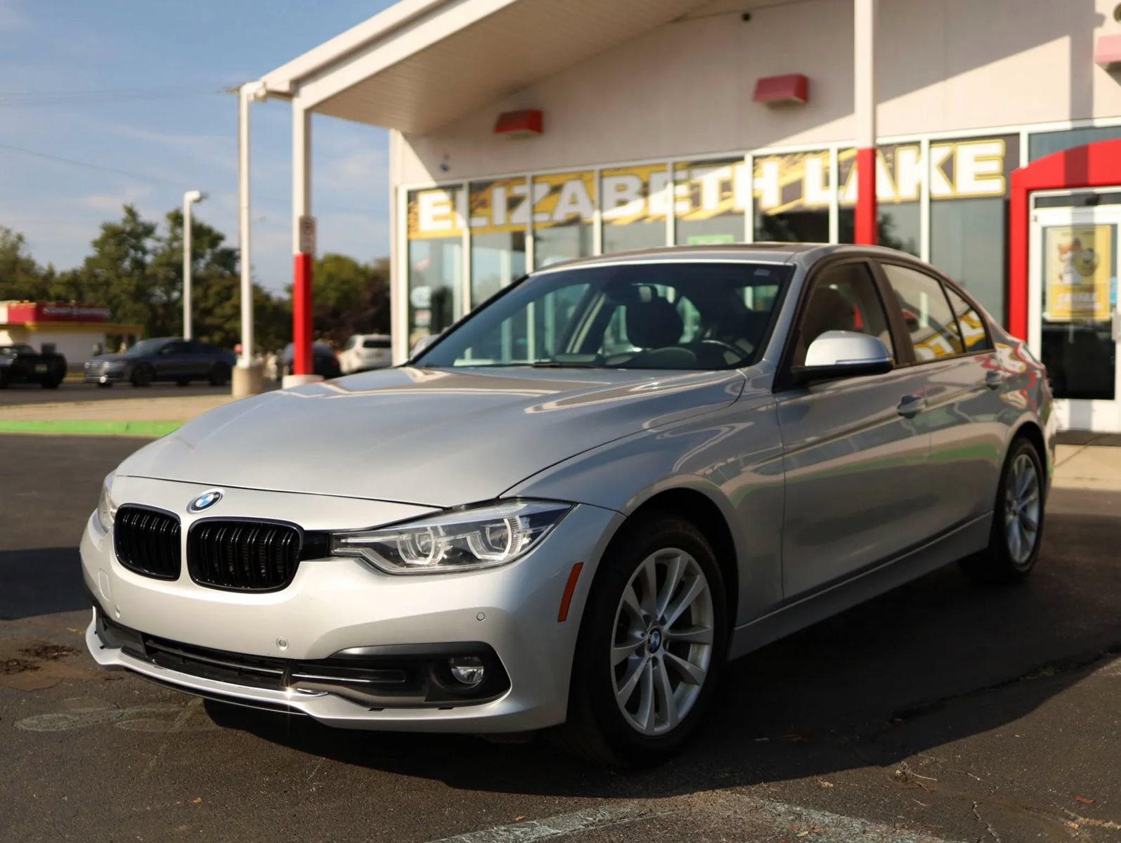 Used 2018 BMW 320i xDrive Sedan w/ Convenience Package AWD/4WD image 1