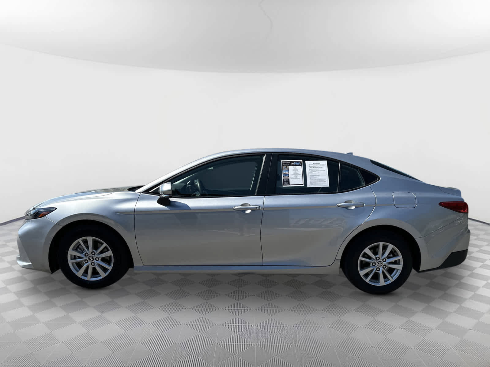 Used 2025 Toyota Camry LE FWD image 4