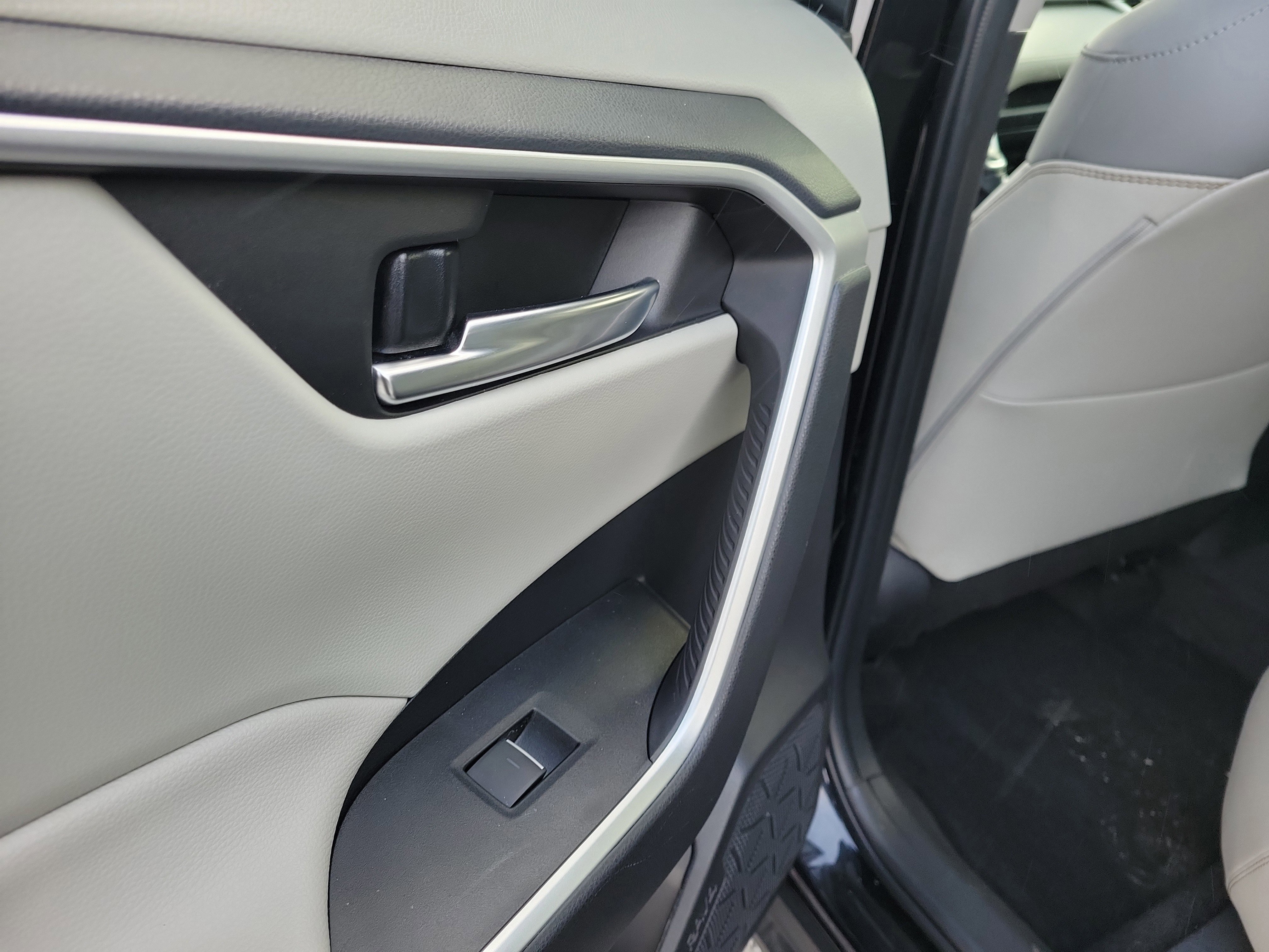 Used 2023 Toyota RAV4 XLE Premium image 13