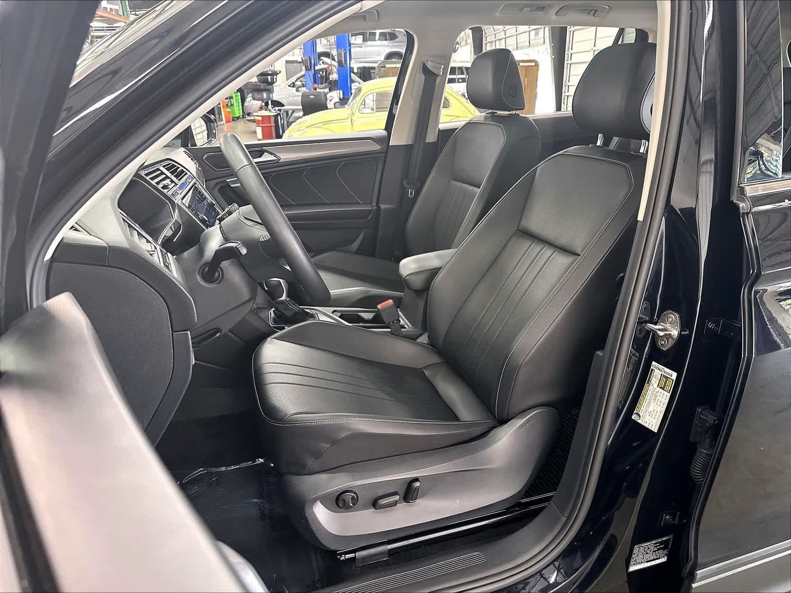 Used 2023 Volkswagen Tiguan SE w/ Panoramic Sunroof Package FWD image 25