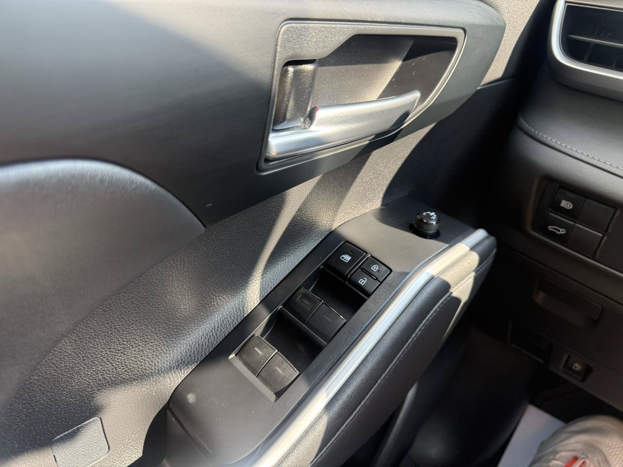 Used 2021 Toyota Highlander XLE AWD/4WD image 26