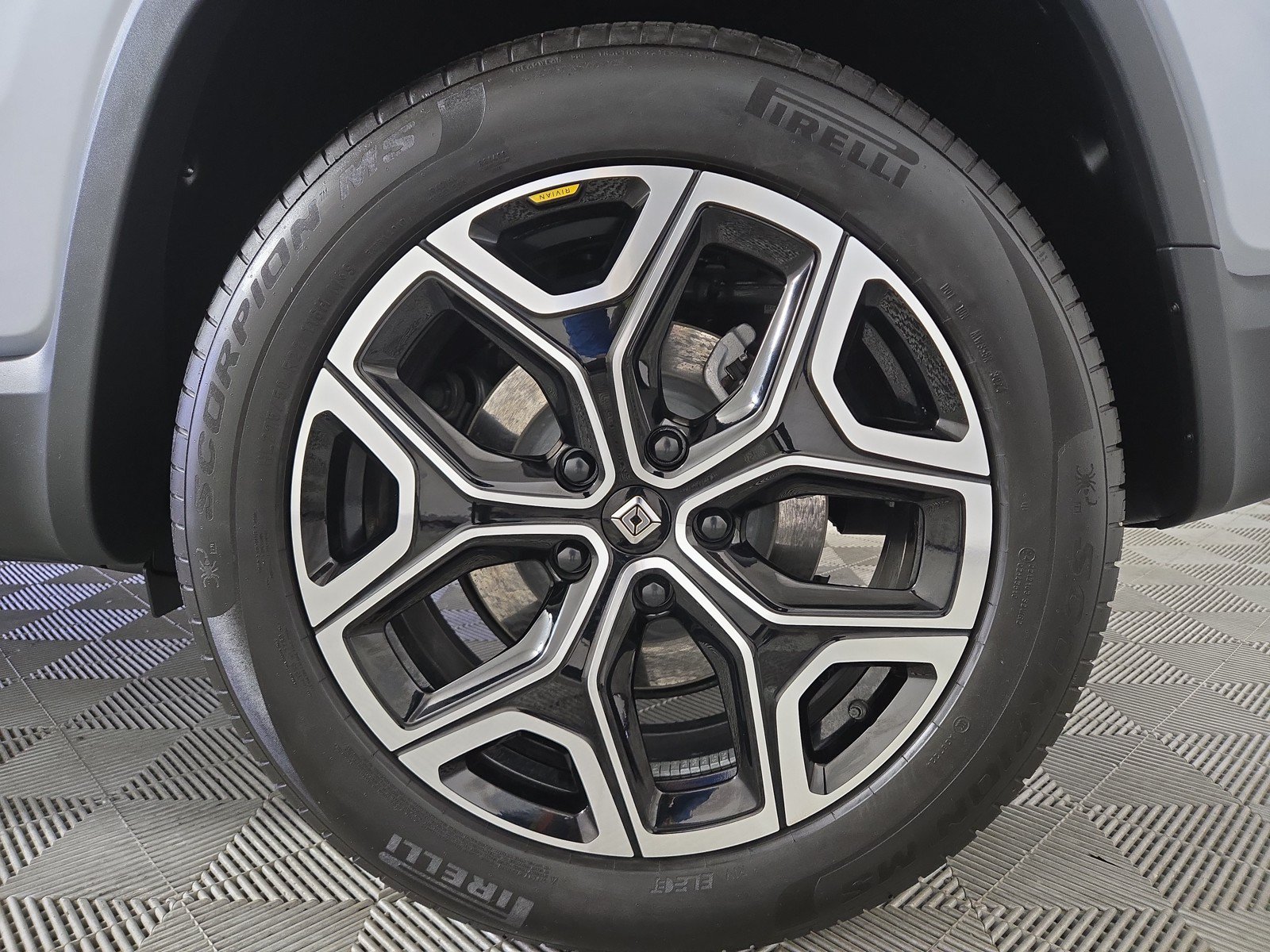 Used 2025 Rivian R1S Adventure AWD/4WD image 10