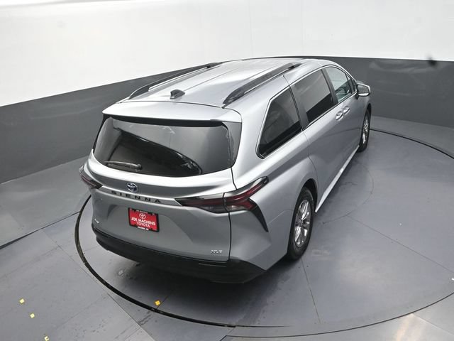 Used 2025 Toyota Sienna XLE FWD image 28
