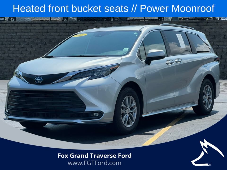 Used 2025 Toyota Sienna XLE FWD image 1