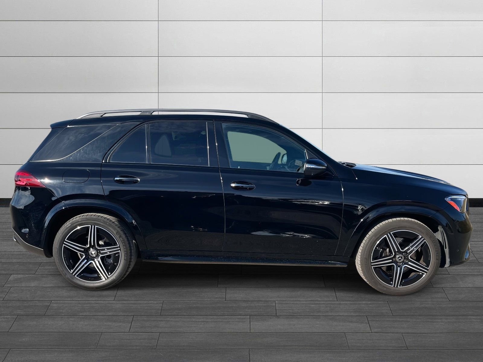 Used 2025 Mercedes-Benz GLE 350 4MATIC image 2