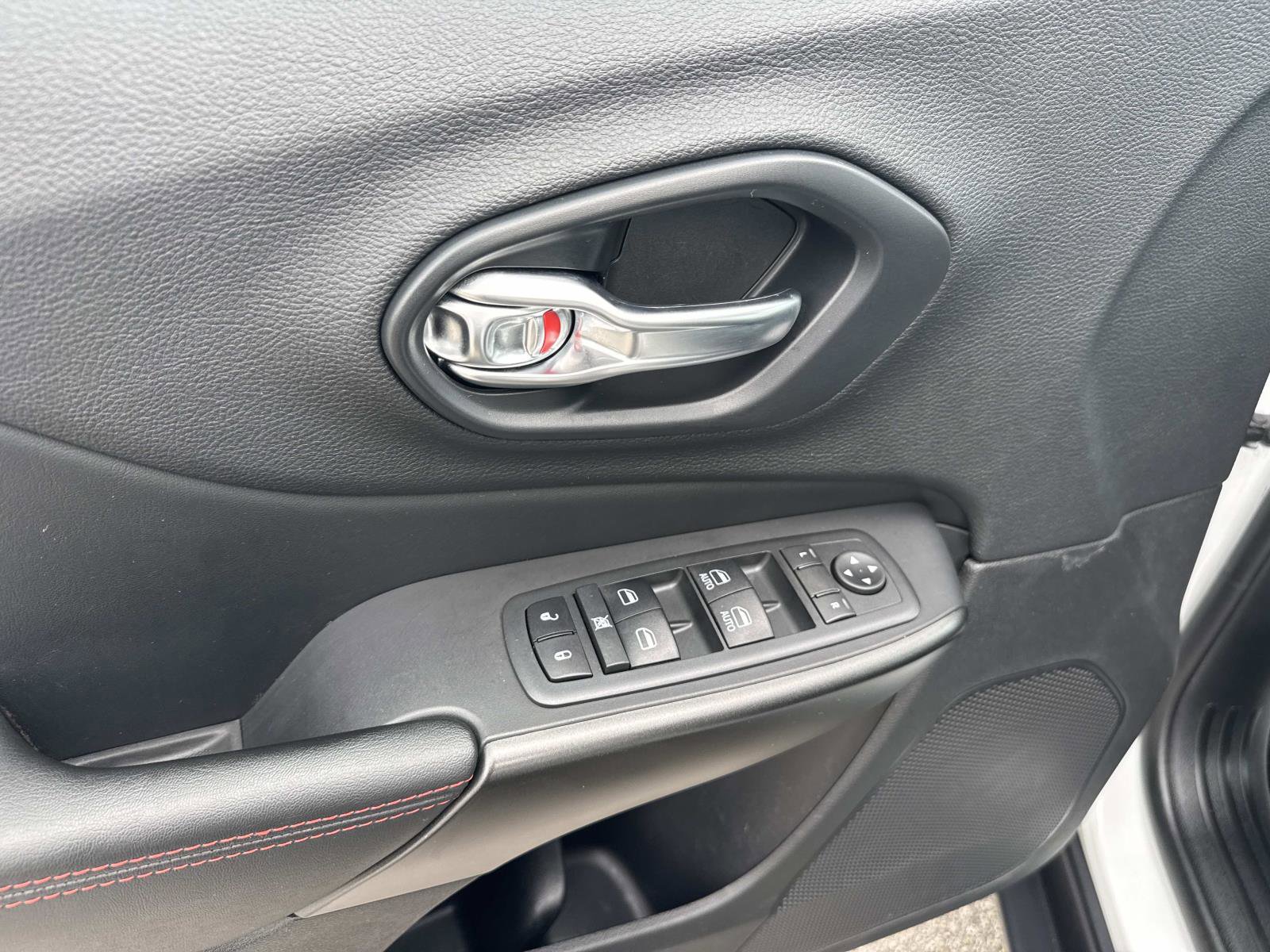 Used 2020 Jeep Cherokee Trailhawk AWD/4WD image 18