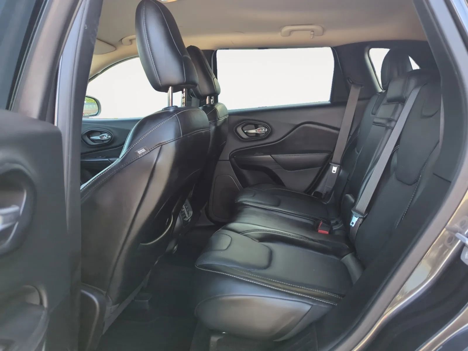 Used 2015 Jeep Cherokee Limited w/ Luxury Group image 14