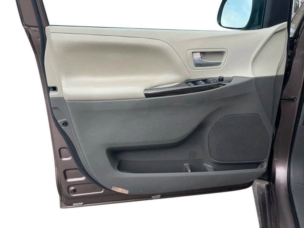 Used 2019 Toyota Sienna XLE FWD image 12