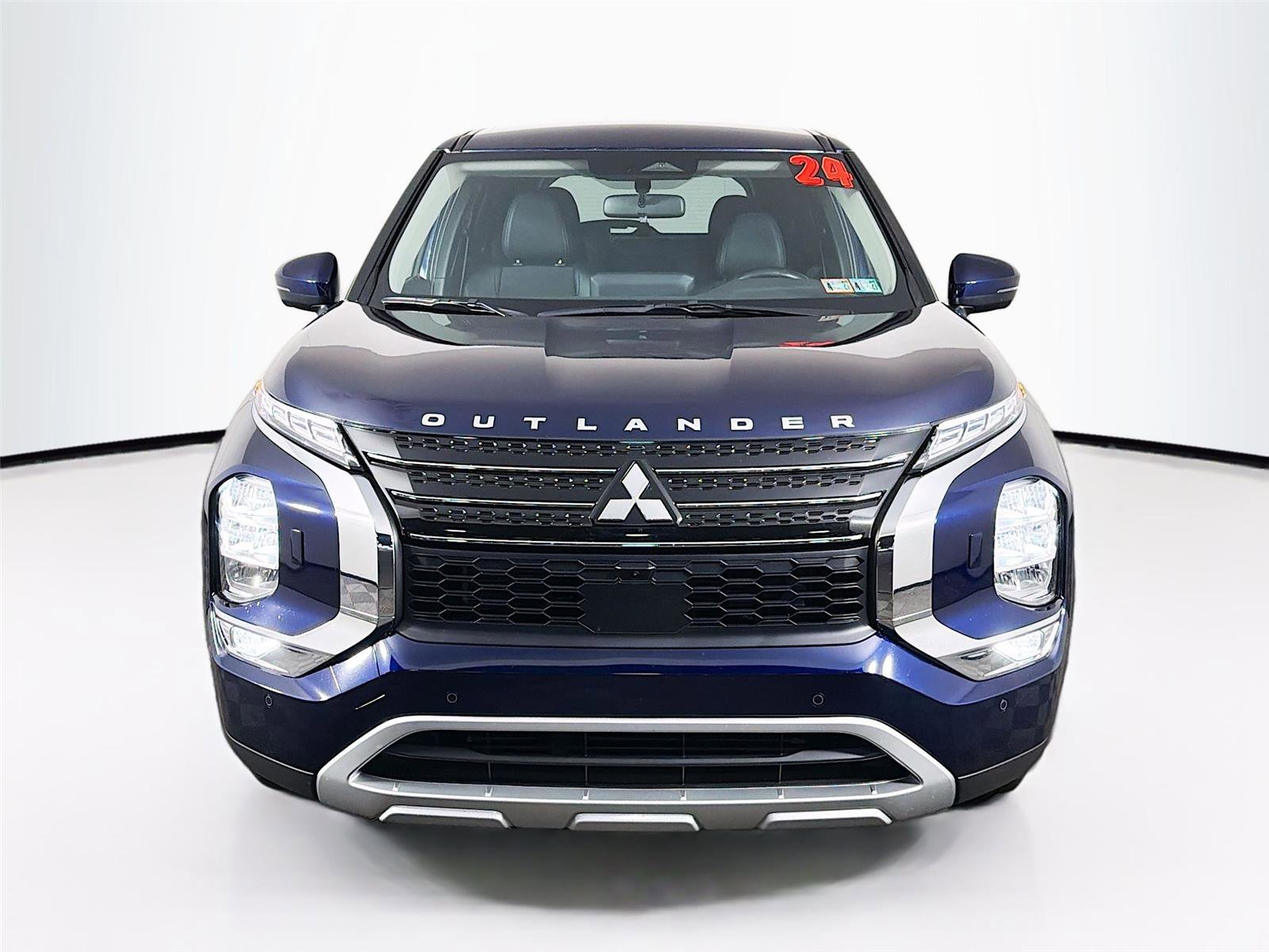 Used 2024 Mitsubishi Outlander SE image 2