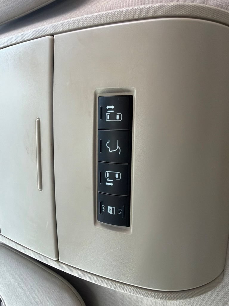Used 2015 Chrysler Town & Country Touring FWD image 19